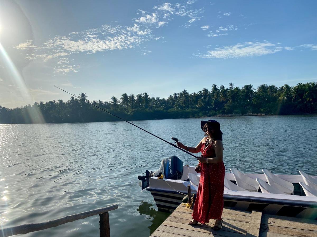 Lagoon Sarovar Premiere - Hotel